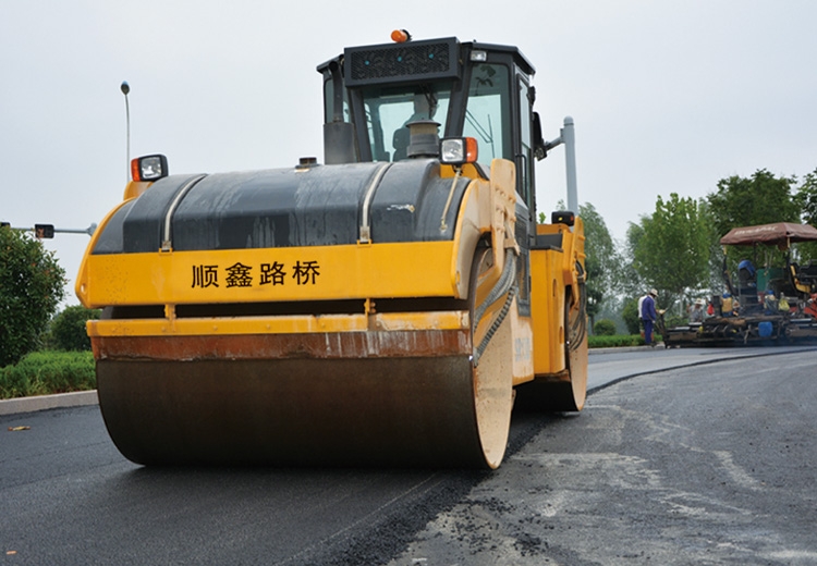雙鋼輪振動(dòng)壓路機(jī)