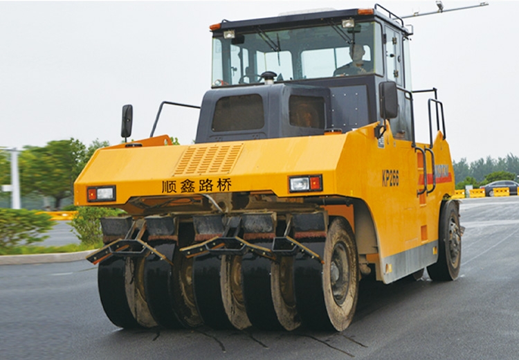 膠輪壓路機(jī)